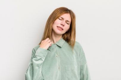 Zdjęcie artykułu - Alergia kontaktowa - przyczyny, objawy, leczenie. Jak diagnozuje się alergię kontaktową i czym r&oacute;żni się&nbsp;od wyprysku kontaktowego?