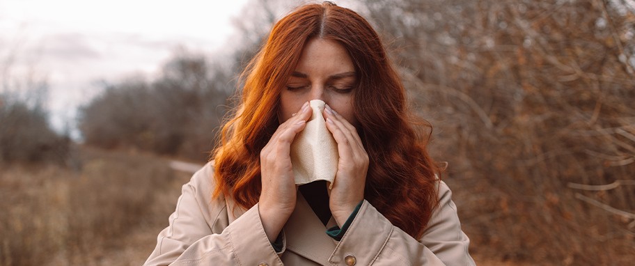 Arykuł banner - Alergia jesienią &ndash; na co uważać, co uczula jesienią i zimą i jak odr&oacute;żnić jesienne przeziębienie od objaw&oacute;w u alergika?
