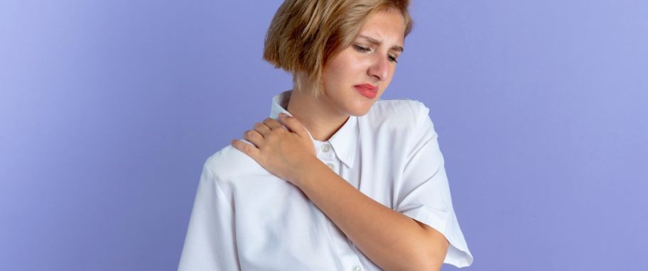 Arykuł banner - B&oacute;l pod łopatką - przyczyny, objawy towarzyszące i leczenie b&oacute;lu pod łopatką. Jak wygląda diagnostyka b&oacute;lu pod prawą lub lewą łopatką?