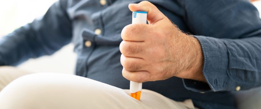 Arykuł banner - EpiPen - czym jest i jak działa? Kiedy i jak go używać? Co znajduje się we wstrzykiwaczu automatycznym i czym r&oacute;żni się&nbsp;wersja dla dorosłych od wersji EpiPen Junior?