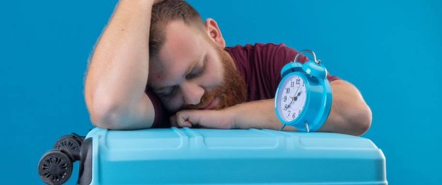 Arykuł banner - Jet lag (zesp&oacute;ł nagłej zmiany strefy czasowej) &ndash; czym jest i jak się objawia? Jakie są najlepsze sposoby na jet lag po podr&oacute;ży?