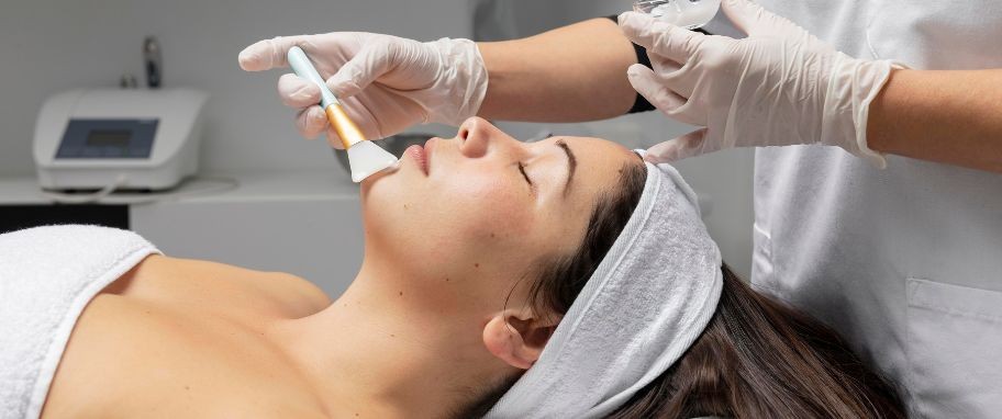 Arykuł banner - Mikrodermabrazja - co to takiego? Na czym polega zabieg mikrodermabrazji i jakie są przeciwwskazania do jego wykonania?