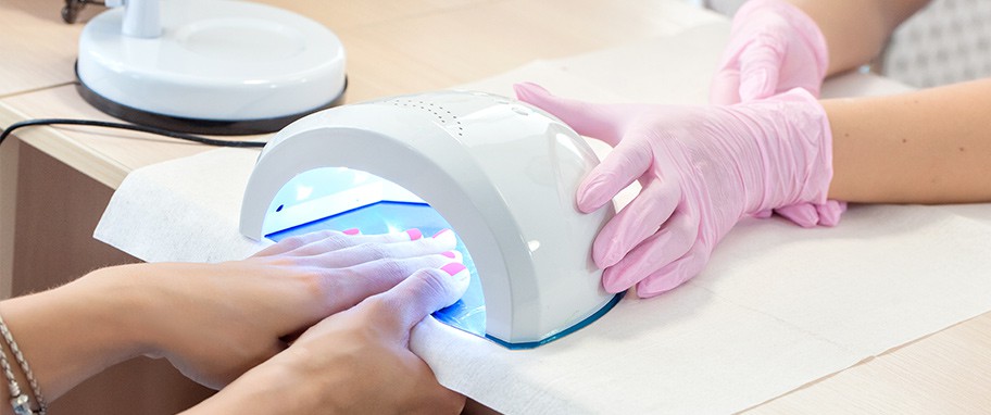 Arykuł banner - Paznokcie hybrydowe - czym są? Na czym polega manicure hybrydowy (stylizacja paznokci przy pomocy lamp UV i LED)?