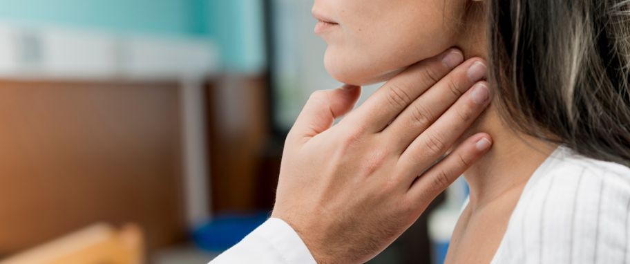 Arykuł banner - Rak tchawicy &ndash; przyczyny, objawy, leczenie. Jak przebiega diagnostyka raka tchawicy, na czym polega profilaktyka i jakie są rokowania przy raku tchawicy?