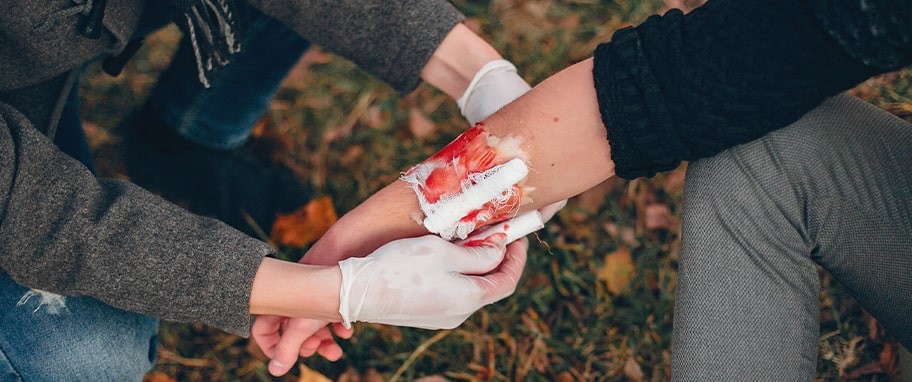 Arykuł banner - Rany cięte i rany szarpane &ndash; pierwsza pomoc w ranach i pielęgnacja ran ciętych i szarpanych
