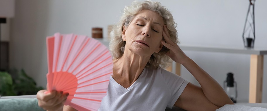 Arykuł banner - Uderzenia gorąca - czym są? Objawy, przyczyny i leczenie. Jak złagodzić uderzenia gorąca w okresie menopauzy?