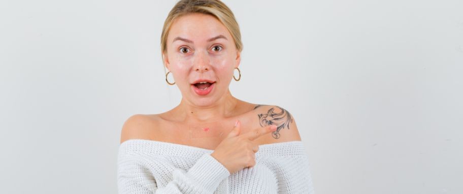 Arykuł banner - Zabieg laserowego usuwania tatuażu i makijażu permanentnego. Czy skuteczne usuwanie tatuażu laserem pikosekundowym lub innym boli? Ile trwa zabieg i jakie są efekty?
