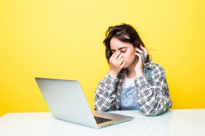 Zdjęcie artykułu - B&oacute;l i pieczenie oczu od komputera - jak poradzić sobie ze zmęczonym wzrokiem od pracy przy ekranie? Czym jest syndrom widzenia komputerowego i jak się go leczy?