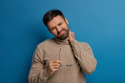 Zdjęcie artykułu - B&oacute;l karku - przyczyny, objawy, diagnostyka. Jak złagodzić b&oacute;l szyi i karku?