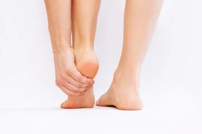 Zdjęcie artykułu - B&oacute;l pięty przy chodzeniu &ndash; uraz, zapalenie czy deformacja? Domowe sposoby na b&oacute;l pięty, diagnostyka, sposoby leczenia i rehabilitacja