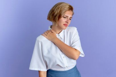 Zdjęcie artykułu - Ból pod łopatką - przyczyny, objawy towarzyszące i leczenie bólu pod łopatką. Jak wygląda diagnostyka bólu pod prawą lub lewą łopatką?