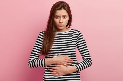 Zdjęcie artykułu - Bulgotanie w brzuchu - przyczyny zjawiska i sposoby na bulgotanie w brzuchu. Co może oznaczać przelewanie się w jelitach po jedzeniu i jak łagodzić te dolegliwości?
