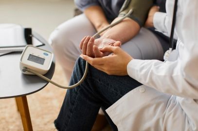 Zdjęcie artykułu - Ciśnienie skurczowe i rozkurczowe - czym są i jakie są między nimi r&oacute;żnice? Normy ciśnienia skurczowego i rozkurczowego