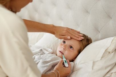Zdjęcie artykułu - Domowe sposoby na gorączkę - chłodne okłady, ziołowe napary i inne metody. Jak zbić gorączkę domowymi sposobami?
