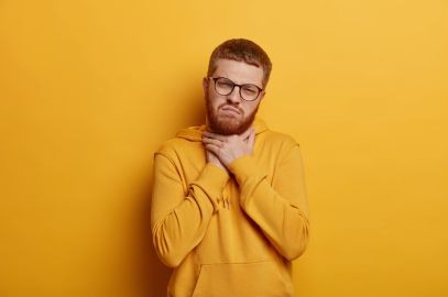 Zdjęcie artykułu - Drapanie w gardle &ndash; co oznacza, przyczyny i domowe sposoby na drapanie w gardle i suchy kaszel