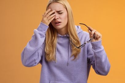 Zdjęcie artykułu - Drganie powieki - o czym świadczy ten objaw i jakie są jego przyczyny? Kiedy skonsultować się z lekarzem?
