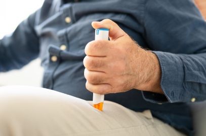 Zdjęcie artykułu - EpiPen - czym jest i jak działa? Kiedy i jak go używać? Co znajduje się we wstrzykiwaczu automatycznym i czym r&oacute;żni się&nbsp;wersja dla dorosłych od wersji EpiPen Junior?