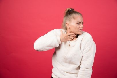 Zdjęcie artykułu - Grzybica jamy ustnej - przyczyny, objawy grzybicy jamy ustnej i diagnostyka. Jak przebiega i na czym polega leczenie grzybiczego zapalenia gardła i przełyku?