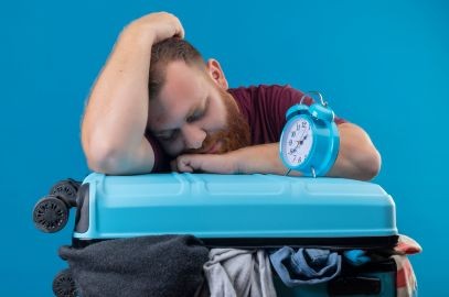 Zdjęcie artykułu - Jet lag (zesp&oacute;ł nagłej zmiany strefy czasowej) &ndash; czym jest i jak się objawia? Jakie są najlepsze sposoby na jet lag po podr&oacute;ży?