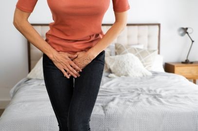 Zdjęcie artykułu - Kropelkowe nietrzymanie moczu - co to takiego? Jak objawia się kropelkowe nietrzymanie moczu, jakie są jego przyczyny i u kogo występuje najczęściej? Kropelkowe nietrzymanie moczu - leczenie