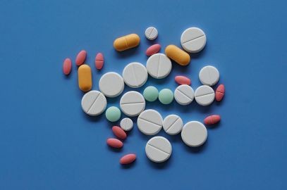 Zdjęcie artykułu - Leki przeciwzapalne &ndash; czym są i jak działają? Jakie są rodzaje lek&oacute;w przeciwzapalnych i kiedy należy stosować ibuprofen, naproksen i inne NLPZ?