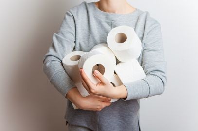 Zdjęcie artykułu - Nietrzymanie stolca &ndash; przyczyny, związek z chorobami jelit, metody leczenia i objawy popuszczania stolca u senior&oacute;w oraz młodszych pacjent&oacute;w