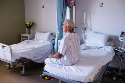 Zdjęcie artykułu - Nowotwory u os&oacute;b starszych - przyczyny, objawy i leczenie nowotwor&oacute;w u senior&oacute;w. Dlaczego nowotwory występują częściej u os&oacute;b starszych?