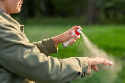 Zdjęcie artykułu - Repelenty – rodzaje środków na komary i kleszcze. Który preparat na komary tropikalne jest skuteczny i jaki repelent na kleszcze wybrać latem? Zasady stosowania środków odstraszających owady