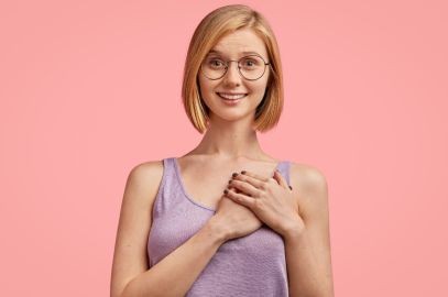 Zdjęcie artykułu - Samobadanie piersi - instrukcja krok po kroku. Jak często należy wykonywać samobadanie piersi i jak rozpoznać niepokojące zmiany w piersiach?