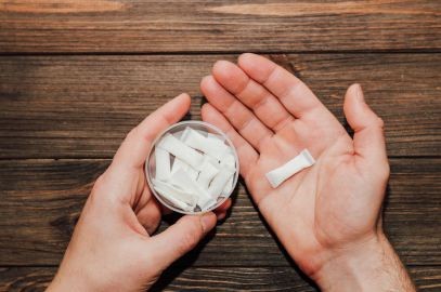Zdjęcie artykułu - Snusy i woreczki nikotynowe - czym są i jak działają? Czy snusy pomagają pozbyć się uzależnienia od nikotyny? Legalność snus&oacute;w w Polsce, wpływ na zdrowie jamy ustnej i kwestia uzależnienia od snus&oacute;w