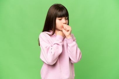 Zdjęcie artykułu - Suchy kaszel u dziecka &ndash; przyczyny, objawy towarzyszące i leczenie. Jak wybrać najlepszy syrop na kaszel suchy u dziecka i kiedy udać się do lekarza, jeśli kaszel nie przechodzi?