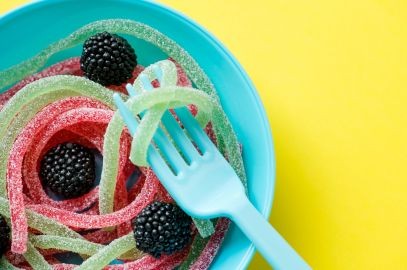Zdjęcie artykułu - Syrop glukozowo-fruktozowy - co to takiego i dlaczego dodaje się&nbsp;go do żywności? Czy syrop-glukozowo-fruktozowy jest niezdrowy i dlaczego należy go unikać?