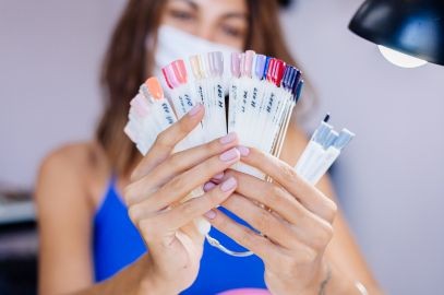 Zdjęcie artykułu - Zakaz TPO od 1 września 2025 w żelach, lakierach hybrydowych i innych kosmetykach do stylizacji paznokci. Co obejmują zmiany i jaki składnik hybrydy zastąpił TPO na rynku?