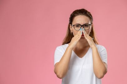 Zdjęcie artykułu - Zatkany nos bez kataru - co może być przyczyną i jak poradzić sobie z tym problemem? Apteczne i domowe sposoby na zatkany nos bez kataru