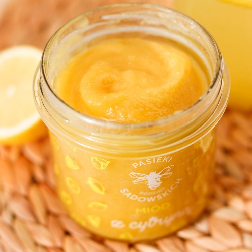Zdjęcie produktu - 5 PASIEKI RODZINY SADOWSKICH Zestaw Mi&oacute;d z maliną, 430g + Mi&oacute;d z cytryną, 430g + Mi&oacute;d z truskawką, 430g