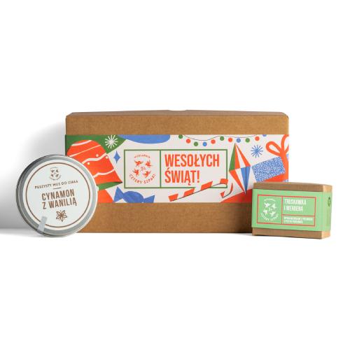Miniaturka artykułu - CZTERY SZPAKI (4szpaki) Zestaw Świąteczny: Mus Cynamon z Wanilią, 150ml + Mydło w kostce Truskawka i Werbena, 110g